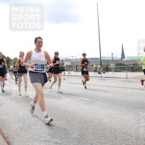 29.06.2025 - hella hamburg halbmarathon Lena Gebhardt http://msf.ph/oto/8240685 29.06.2025 10:33:49 Lombardsbrücke 1189, 1275, 1417, 1705, 1787, 1896, 1995, 2265, 2342, 2482, 2496, 2526, 2776, 2933, 3170, 3264, 3340, 3345, 3560, 3812, 3829, 3848, 4164, 4361, 4433, 4449, 4479, 4696, 4807, 4942, 5075, 5096, 5141, 5557, 5561, 5566, 5569, 5584, 5691, 5821, 5822, 5887, 6109, 6364, 6515, 6516, 6854, 6956, 6999, 7027, 7565, 7653, 7705, 8021, 8157, 8202, 8277, 8282, 8375, 8377, 8383, 8401, 8891, 9094, 9234, 9258, 9438, 9750, 9780, 9799, 9875, 9995, 10007, 10071, 10561, 11811 meine-sportfotos.de
