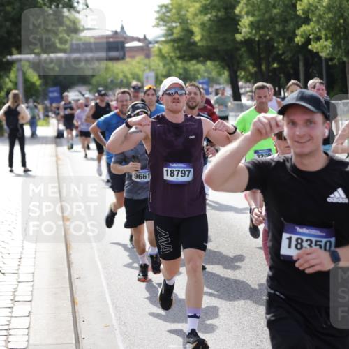 29.06.2025 - hella hamburg halbmarathon Jannik Wohlers http://msf.ph/oto/8240690 29.06.2025 09:54:29 Lombardsbrücke 2222, 2367, 2592, 2596, 2816, 2955, 3208, 3209, 4832, 5399, 5447, 5884, 6290, 6389, 6723, 6923, 6978, 6991, 7335, 7908, 8117, 8482, 8487, 8657, 8981, 9038, 9051, 9093, 9476, 9661, 9710, 11125, 11333, 11518, 11519, 11688, 12094, 12269, 12657, 12670, 13147, 13666, 13698, 13726, 13919, 14361, 14814, 15350, 15478, 15479, 15684, 16110, 16127, 16403, 16907, 17544, 17674, 18118, 18190, 18370, 18801, 18915, 18923 meine-sportfotos.de