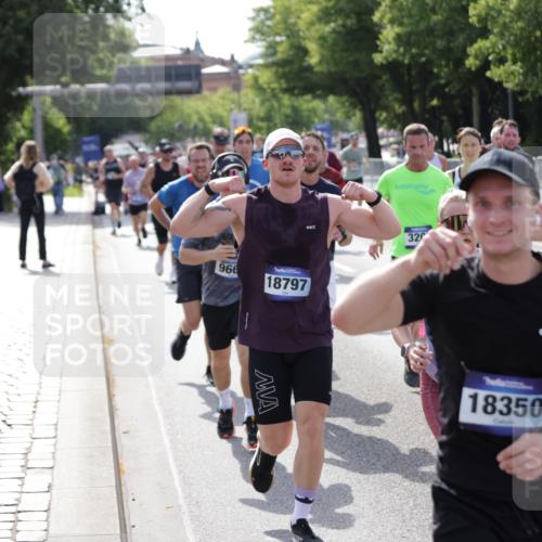 29.06.2025 - hella hamburg halbmarathon Jannik Wohlers http://msf.ph/oto/8240707 29.06.2025 09:54:29 Lombardsbrücke 2222, 2367, 2592, 2596, 2816, 2955, 3208, 3209, 4832, 5399, 5447, 5884, 6290, 6389, 6723, 6923, 6978, 6991, 7335, 7908, 8117, 8482, 8487, 8657, 8981, 9038, 9051, 9093, 9476, 9661, 9710, 11125, 11333, 11518, 11519, 11688, 12094, 12269, 12657, 12670, 13147, 13666, 13698, 13726, 13919, 14361, 14814, 15350, 15478, 15479, 15684, 16110, 16127, 16403, 16907, 17544, 17674, 18118, 18190, 18370, 18801, 18915, 18923 meine-sportfotos.de