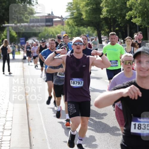 29.06.2025 - hella hamburg halbmarathon Jannik Wohlers http://msf.ph/oto/8240721 29.06.2025 09:54:29 Lombardsbrücke 2222, 2367, 2592, 2596, 2816, 2955, 3208, 3209, 4832, 5399, 5447, 5884, 6290, 6389, 6723, 6923, 6978, 6991, 7335, 7908, 8117, 8482, 8487, 8657, 8981, 9038, 9051, 9093, 9476, 9661, 9710, 11125, 11333, 11518, 11519, 11688, 12094, 12269, 12657, 12670, 13147, 13666, 13698, 13726, 13919, 14361, 14814, 15350, 15478, 15479, 15684, 16110, 16127, 16403, 16907, 17544, 17674, 18118, 18190, 18370, 18801, 18915, 18923 meine-sportfotos.de