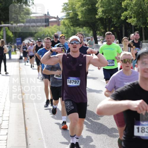 29.06.2025 - hella hamburg halbmarathon Jannik Wohlers http://msf.ph/oto/8240744 29.06.2025 09:54:29 Lombardsbrücke 2222, 2367, 2592, 2596, 2816, 2955, 3208, 3209, 4832, 5399, 5447, 5884, 6290, 6389, 6723, 6923, 6978, 6991, 7335, 7908, 8117, 8482, 8487, 8657, 8981, 9038, 9051, 9093, 9476, 9661, 9710, 11125, 11333, 11518, 11519, 11688, 12094, 12269, 12657, 12670, 13147, 13666, 13698, 13726, 13919, 14361, 14814, 15350, 15478, 15479, 15684, 16110, 16127, 16403, 16907, 17544, 17674, 18118, 18190, 18370, 18801, 18915, 18923 meine-sportfotos.de