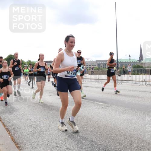 29.06.2025 - hella hamburg halbmarathon Lena Gebhardt http://msf.ph/oto/8240786 29.06.2025 10:33:49 Lombardsbrücke 1189, 1275, 1417, 1705, 1787, 1896, 1995, 2265, 2342, 2482, 2496, 2526, 2776, 2933, 3170, 3264, 3340, 3345, 3560, 3812, 3829, 3848, 4164, 4361, 4433, 4449, 4479, 4696, 4807, 4942, 5075, 5096, 5141, 5557, 5561, 5566, 5569, 5584, 5691, 5821, 5822, 5887, 6109, 6364, 6515, 6516, 6854, 6956, 6999, 7027, 7565, 7653, 7705, 8021, 8157, 8202, 8277, 8282, 8375, 8377, 8383, 8401, 8891, 9094, 9234, 9258, 9438, 9750, 9780, 9799, 9875, 9995, 10007, 10071, 10561, 11811 meine-sportfotos.de