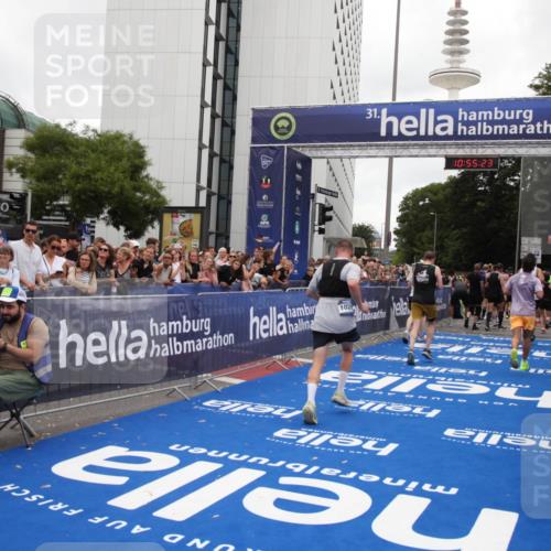 29.06.2025 - hella hamburg halbmarathon Michael Strokosch http://msf.ph/oto/8240797 29.06.2025 10:55:21 Ziel 4903, 5643, 6723, 6891, 8973, 10188, 10263, 10582, 11184, 12526, 13470, 15854, 16521, 18031, 18290, 18380, 18531, 18966 meine-sportfotos.de