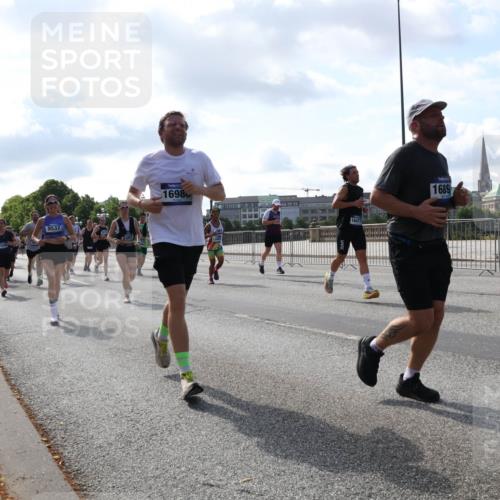 29.06.2025 - hella hamburg halbmarathon Lena Gebhardt http://msf.ph/oto/8240834 29.06.2025 09:56:23 Lombardsbrücke 1061, 1216, 1257, 1452, 1499, 1502, 1507, 1592, 1628, 1689, 1877, 2058, 2082, 2083, 2250, 2260, 2504, 2771, 2818, 2864, 2953, 2996, 3060, 3256, 3296, 3543, 4065, 4077, 4404, 4557, 4711, 4833, 5116, 5482, 5600, 5607, 5978, 6115, 6134, 6168, 6286, 6511, 6512, 6561, 6562, 7178, 7224, 7332, 7383, 7475, 7583, 7943, 8261, 8335, 8361, 8514, 8968, 8989, 8996, 9246, 9537, 9597, 10596 meine-sportfotos.de