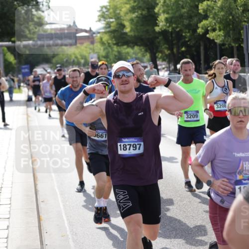29.06.2025 - hella hamburg halbmarathon Jannik Wohlers http://msf.ph/oto/8240843 29.06.2025 09:54:29 Lombardsbrücke 2222, 2367, 2592, 2596, 2816, 2955, 3208, 3209, 4832, 5399, 5447, 5884, 6290, 6389, 6723, 6923, 6978, 6991, 7335, 7908, 8117, 8482, 8487, 8657, 8981, 9038, 9051, 9093, 9476, 9661, 9710, 11125, 11333, 11518, 11519, 11688, 12094, 12269, 12657, 12670, 13147, 13666, 13698, 13726, 13919, 14361, 14814, 15350, 15478, 15479, 15684, 16110, 16127, 16403, 16907, 17544, 17674, 18118, 18190, 18370, 18801, 18915, 18923 meine-sportfotos.de