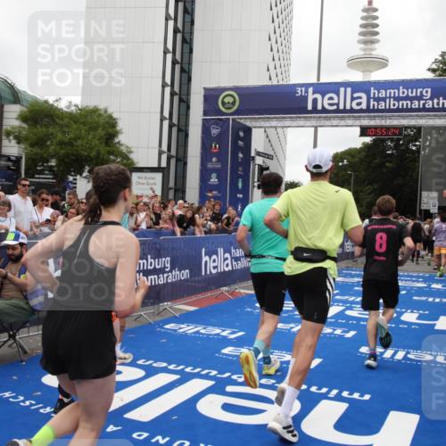 29.06.2025 - hella hamburg halbmarathon Michael Strokosch http://msf.ph/oto/8240875 29.06.2025 10:55:23 Ziel 4189, 5287, 5643, 6723, 6891, 8487, 8973, 10188, 10263, 11184, 12526, 13236, 13470, 16521, 16985, 18290, 18380, 18531 meine-sportfotos.de