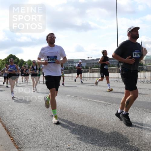 29.06.2025 - hella hamburg halbmarathon Lena Gebhardt http://msf.ph/oto/8240902 29.06.2025 09:56:23 Lombardsbrücke 1061, 1216, 1257, 1452, 1499, 1502, 1507, 1592, 1628, 1689, 1877, 2058, 2082, 2083, 2250, 2260, 2504, 2771, 2818, 2864, 2953, 2996, 3060, 3256, 3296, 3543, 4065, 4077, 4404, 4557, 4711, 4833, 5116, 5482, 5600, 5607, 5978, 6115, 6134, 6168, 6286, 6511, 6512, 6561, 6562, 7178, 7224, 7332, 7383, 7475, 7583, 7943, 8261, 8335, 8361, 8514, 8968, 8989, 8996, 9246, 9537, 9597, 10596 meine-sportfotos.de