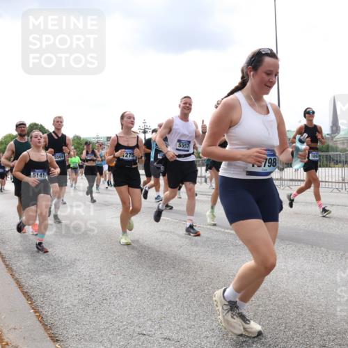 29.06.2025 - hella hamburg halbmarathon Lena Gebhardt http://msf.ph/oto/8240935 29.06.2025 10:33:50 Lombardsbrücke 1189, 1275, 1417, 1705, 1787, 1896, 1995, 2265, 2342, 2482, 2496, 2526, 2776, 2933, 3170, 3264, 3340, 3345, 3560, 3812, 3829, 3848, 4164, 4361, 4433, 4449, 4479, 4696, 4807, 4942, 5075, 5096, 5141, 5557, 5561, 5566, 5569, 5584, 5691, 5821, 5822, 5887, 6109, 6364, 6515, 6516, 6854, 6956, 6999, 7027, 7565, 7653, 7705, 8021, 8157, 8202, 8277, 8282, 8375, 8377, 8383, 8401, 8891, 9094, 9234, 9258, 9438, 9750, 9799, 9875, 9995, 10007, 10071, 10561, 11811 meine-sportfotos.de
