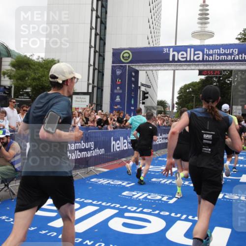 29.06.2025 - hella hamburg halbmarathon Michael Strokosch http://msf.ph/oto/8240939 29.06.2025 10:55:24 Ziel 4189, 5287, 5643, 6723, 6891, 8487, 10263, 11184, 12526, 13236, 13470, 16521, 16985, 17940, 18290, 18380, 18531 meine-sportfotos.de