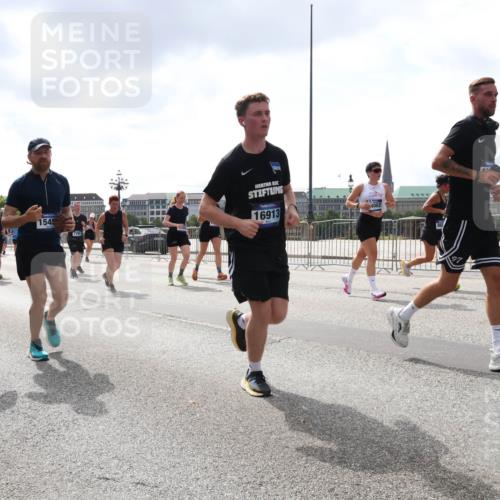 29.06.2025 - hella hamburg halbmarathon Lena Gebhardt http://msf.ph/oto/8240945 29.06.2025 10:45:20 Lombardsbrücke 1024, 1060, 1085, 1273, 1629, 1685, 1713, 1798, 1924, 2007, 2008, 2216, 2217, 2657, 2664, 2779, 2973, 3160, 3164, 3357, 3377, 3570, 3879, 3993, 4099, 4102, 4186, 4224, 4275, 4306, 4337, 4504, 4820, 4851, 5099, 5108, 5190, 5339, 5636, 5949, 6150, 6509, 6763, 6788, 6841, 6888, 6911, 6922, 6980, 7283, 7530, 7541, 7699, 7859, 7912, 8594, 8605, 8745, 8762, 8907, 9036, 9620, 10030, 10182, 10225, 10562, 10566, 10668, 10707, 11314, 12198, 12332, 12334, 12394, 13039, 13261 meine-sportfotos.de
