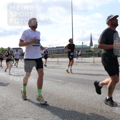 29.06.2025 - hella hamburg halbmarathon Lena Gebhardt http://msf.ph/oto/8240993 29.06.2025 09:56:23 Lombardsbrücke 1061, 1216, 1257, 1452, 1499, 1502, 1507, 1592, 1628, 1689, 1877, 2058, 2082, 2083, 2250, 2260, 2504, 2771, 2818, 2864, 2953, 2996, 3060, 3256, 3296, 3543, 4065, 4077, 4404, 4557, 4711, 4833, 5116, 5482, 5600, 5607, 5978, 6115, 6134, 6168, 6286, 6511, 6512, 6561, 6562, 7178, 7224, 7332, 7383, 7475, 7583, 7943, 8261, 8335, 8361, 8514, 8968, 8989, 8996, 9246, 9537, 9597, 10596 meine-sportfotos.de