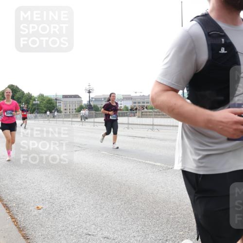 29.06.2025 - hella hamburg halbmarathon Lena Gebhardt http://msf.ph/oto/8240997 29.06.2025 10:09:45 Lombardsbrücke 1052, 1456, 1483, 1513, 1823, 4592, 4859, 5806, 5885, 6674, 7058, 7187, 8090, 8685, 9150, 9297, 9306, 9674, 9781, 9988, 10194, 12156, 12255, 12509, 12567, 12862, 13739, 15697, 16191, 16455, 16688, 16918, 17630, 17899, 18076, 18440, 18707, 18726, 18727, 19166, 19242 meine-sportfotos.de