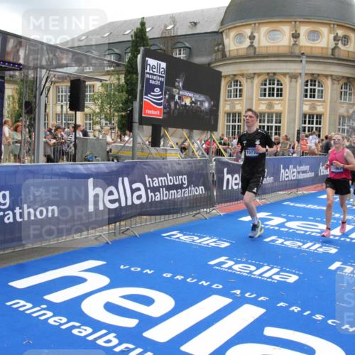 29.06.2025 - hella hamburg halbmarathon Michael Strokosch http://msf.ph/oto/8241091 29.06.2025 10:48:24 Ziel 1537, 3747, 5129, 5362, 5528, 6081, 6923, 7367, 8216, 9770, 11467, 12549, 14797, 15735, 17745, 17982, 18963 meine-sportfotos.de
