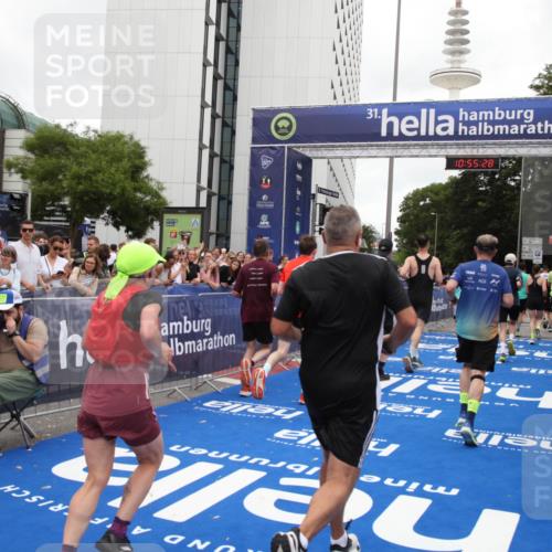 29.06.2025 - hella hamburg halbmarathon Michael Strokosch http://msf.ph/oto/8241165 29.06.2025 10:55:27 Ziel 1130, 2252, 2771, 4189, 4951, 5287, 5643, 6723, 6938, 8487, 11184, 12526, 13234, 13236, 13470, 16213, 16985, 17603, 17940, 18290, 18380, 18531 meine-sportfotos.de