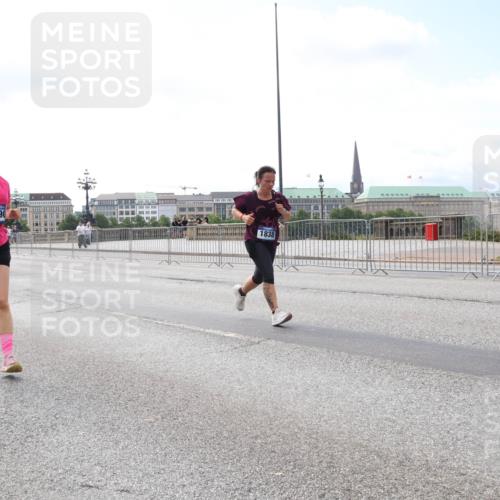 29.06.2025 - hella hamburg halbmarathon Lena Gebhardt http://msf.ph/oto/8241226 29.06.2025 10:09:46 Lombardsbrücke 1052, 1456, 1483, 1513, 1823, 4592, 4859, 5806, 5885, 7058, 7187, 8090, 8685, 9150, 9297, 9306, 9674, 9781, 9988, 12255, 12509, 12567, 12862, 13739, 15697, 16191, 16455, 16688, 16918, 17630, 17899, 18076, 18440, 18707, 18726, 18727, 19166, 19242 meine-sportfotos.de