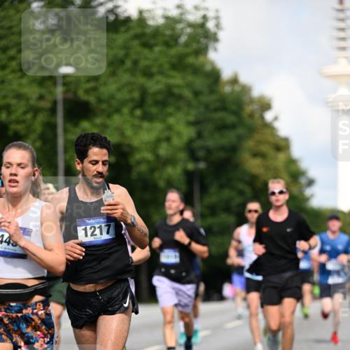 29.06.2025 - hella hamburg halbmarathon Dr. Thomas Lammeyer http://msf.ph/oto/8241313 29.06.2025 09:50:59 Kennedybrücke 1217, 2121, 2196, 2404, 2774, 3783, 4602, 5961, 6915, 8366, 8395, 8901, 9171 meine-sportfotos.de