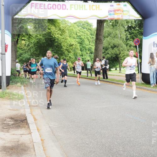 29.06.2025 - hella hamburg halbmarathon MichiJ http://msf.ph/oto/8241324 29.06.2025 10:27:45 Zwischen KM18-KM19 4381, 6037, 8091, 8450, 8958, 11447, 12915, 14272, 15257 meine-sportfotos.de