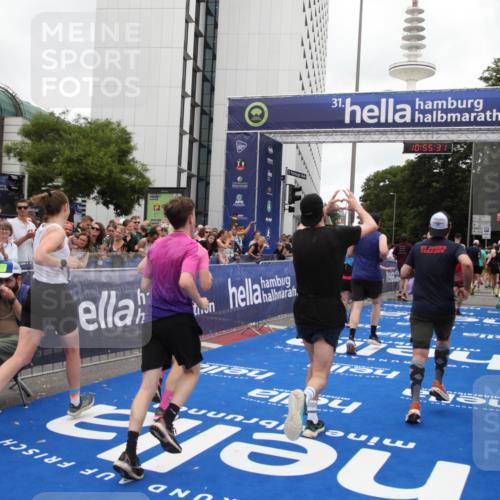 29.06.2025 - hella hamburg halbmarathon Michael Strokosch http://msf.ph/oto/8241356 29.06.2025 10:55:30 Ziel 1130, 2252, 2771, 4189, 4951, 5287, 5319, 6591, 6938, 8487, 13234, 13236, 16213, 16334, 16609, 16985, 17603, 17940 meine-sportfotos.de