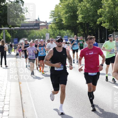 29.06.2025 - hella hamburg halbmarathon Jannik Wohlers http://msf.ph/oto/8241375 29.06.2025 09:54:33 Lombardsbrücke 2222, 2367, 2592, 2596, 2816, 2955, 3208, 3209, 4832, 5399, 5447, 5638, 5705, 6290, 6389, 6723, 6923, 6978, 6991, 7335, 7659, 7908, 8117, 8487, 8657, 8981, 9031, 9093, 9476, 9661, 9710, 9869, 11125, 11333, 12094, 12161, 12269, 12657, 12670, 13147, 13666, 13698, 13726, 13919, 14361, 14814, 15350, 15478, 15479, 15512, 15684, 15871, 16062, 16086, 16089, 16110, 16127, 16403, 16538, 16907, 17499, 17544, 17674, 18118, 18190, 18370 meine-sportfotos.de
