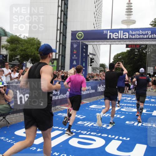 29.06.2025 - hella hamburg halbmarathon Michael Strokosch http://msf.ph/oto/8241381 29.06.2025 10:55:30 Ziel 1130, 2252, 2771, 4189, 4951, 5287, 5319, 6591, 6938, 8487, 13234, 13236, 16213, 16334, 16609, 16985, 17603, 17940 meine-sportfotos.de