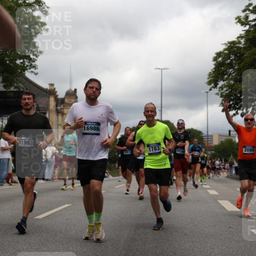 29.06.2025 - hella hamburg halbmarathon Yannick Fuchs http://msf.ph/oto/8241384 29.06.2025 10:47:26 20KM 1030, 1061, 1151, 1499, 1706, 1727, 1783, 2074, 2082, 2099, 2346, 3059, 3208, 3209, 3334, 4065, 4635, 4770, 5077, 5638, 5866, 6198, 6481, 6628, 6629, 6762, 6877, 6942, 7177, 7274, 7509, 7864, 7918, 8335, 8390, 8447, 9142, 9537, 10549, 10891, 10895, 11992, 12379, 12413, 12490, 12875, 12909, 13032, 13289, 13865, 13997, 14323, 15061, 15126, 15179, 15497, 15502, 16477, 16538, 16986, 18134, 18487, 18590, 18720 meine-sportfotos.de