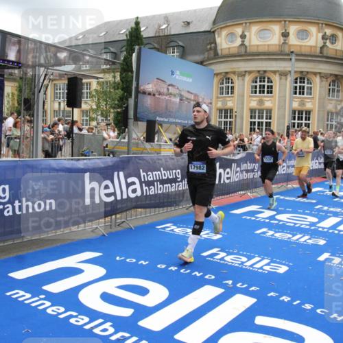 29.06.2025 - hella hamburg halbmarathon Michael Strokosch http://msf.ph/oto/8241386 29.06.2025 10:48:26 Ziel 1537, 3747, 5129, 5362, 5528, 6081, 6923, 7367, 8216, 9262, 9770, 11467, 12549, 12840, 15735, 17745, 17855, 17982, 18790, 18923 meine-sportfotos.de