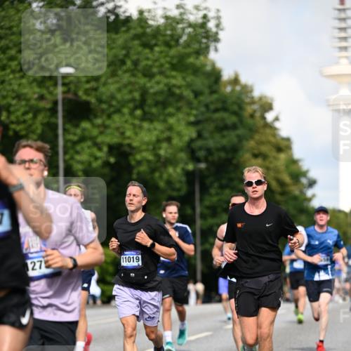 29.06.2025 - hella hamburg halbmarathon Dr. Thomas Lammeyer http://msf.ph/oto/8241403 29.06.2025 09:50:59 Kennedybrücke 1217, 2121, 2196, 2404, 2774, 3783, 4602, 5961, 6915, 8366, 8395, 8901, 9171 meine-sportfotos.de