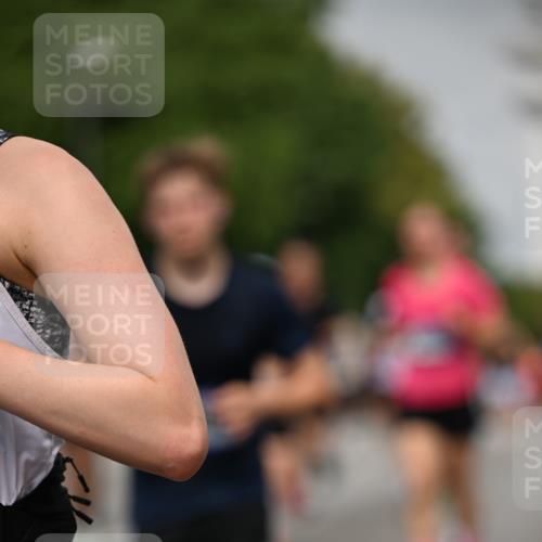 29.06.2025 - hella hamburg halbmarathon Dr. Thomas Lammeyer http://msf.ph/oto/8241606 29.06.2025 10:14:07 Kennedybrücke 1456, 1483, 1513, 1573, 1838, 4389, 7042, 7250, 7685, 8090, 8219, 8890, 9681, 9816, 9988, 11027, 11180 meine-sportfotos.de
