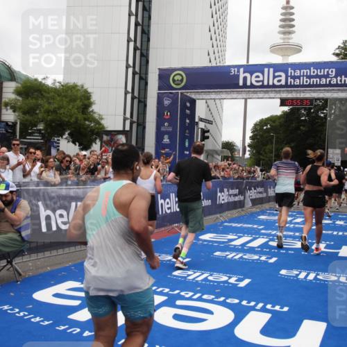 29.06.2025 - hella hamburg halbmarathon Michael Strokosch http://msf.ph/oto/8241627 29.06.2025 10:55:34 Ziel 1130, 2252, 2771, 4951, 5319, 6591, 6938, 8573, 11554, 12544, 12584, 13234, 13267, 14036, 14592, 16213, 16334, 16609, 17603 meine-sportfotos.de