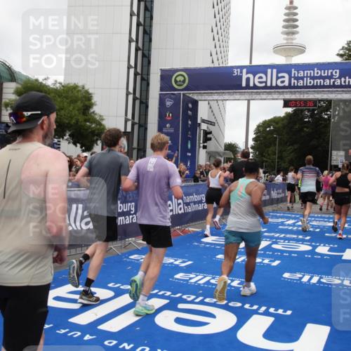 29.06.2025 - hella hamburg halbmarathon Michael Strokosch http://msf.ph/oto/8241673 29.06.2025 10:55:35 Ziel 2252, 2771, 4951, 5319, 6591, 8573, 11554, 11568, 12196, 12544, 12584, 13234, 13267, 14036, 14592, 16110, 16213, 16334, 16609, 17615 meine-sportfotos.de