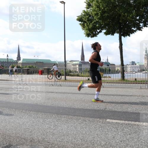 29.06.2025 - hella hamburg halbmarathon Lena Gebhardt http://msf.ph/oto/8241682 29.06.2025 09:56:25 Lombardsbrücke 1061, 1257, 1452, 1499, 1502, 1507, 1592, 1628, 1689, 1877, 2058, 2082, 2083, 2208, 2250, 2260, 2504, 2771, 2818, 2864, 2953, 2996, 3060, 3256, 3296, 3543, 4065, 4077, 4404, 4557, 4711, 4833, 5116, 5482, 5600, 5607, 5978, 6115, 6134, 6168, 6286, 6511, 6512, 6561, 6562, 7178, 7332, 7383, 7475, 7583, 7943, 8261, 8335, 8361, 8514, 8968, 8989, 8996, 9246, 9537, 9597, 9638, 10596 meine-sportfotos.de