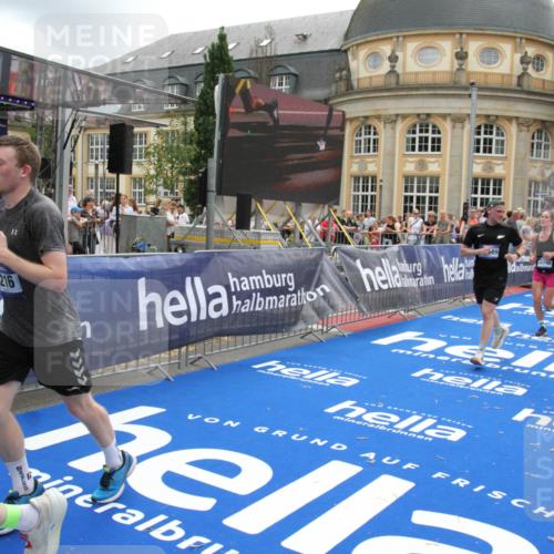 29.06.2025 - hella hamburg halbmarathon Michael Strokosch http://msf.ph/oto/8241707 29.06.2025 10:48:29 Ziel 1537, 3747, 5129, 5362, 5528, 6081, 6923, 7367, 8216, 9262, 11451, 12149, 12549, 12690, 12840, 13962, 14033, 14990, 17395, 17745, 17855, 17982, 18790, 18923 meine-sportfotos.de