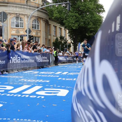 29.06.2025 - hella hamburg halbmarathon Strokosch-Dieckow http://msf.ph/oto/8241714 29.06.2025 10:37:09 Ziel 4860, 5003, 5923, 6123, 6458, 7482, 8362, 9178, 10190, 10738, 11120, 11423, 12900, 13972, 15178, 15410, 16992, 17137, 17658, 17726 meine-sportfotos.de