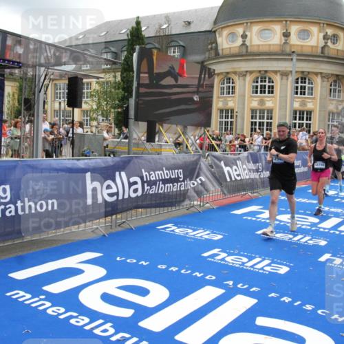 29.06.2025 - hella hamburg halbmarathon Michael Strokosch http://msf.ph/oto/8241753 29.06.2025 10:48:30 Ziel 1537, 3747, 5129, 5362, 5528, 6081, 6923, 8216, 9262, 10860, 11451, 12149, 12549, 12690, 12840, 13962, 14033, 14990, 15808, 17395, 17745, 17855, 18251, 18790, 18923 meine-sportfotos.de