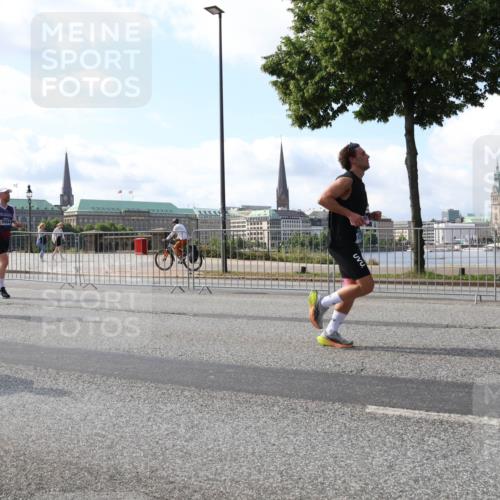 29.06.2025 - hella hamburg halbmarathon Lena Gebhardt http://msf.ph/oto/8241810 29.06.2025 09:56:25 Lombardsbrücke 1061, 1257, 1452, 1499, 1502, 1507, 1592, 1628, 1689, 1877, 2058, 2082, 2083, 2208, 2250, 2260, 2504, 2771, 2818, 2864, 2953, 2996, 3060, 3256, 3296, 3543, 4065, 4077, 4404, 4557, 4711, 4833, 5116, 5482, 5600, 5607, 5978, 6115, 6134, 6168, 6286, 6511, 6512, 6561, 6562, 7178, 7332, 7383, 7475, 7583, 7943, 8261, 8335, 8361, 8514, 8968, 8989, 8996, 9246, 9537, 9597, 9638, 10596 meine-sportfotos.de