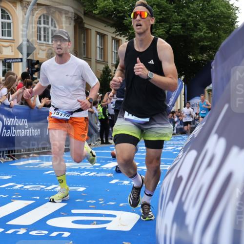 29.06.2025 - hella hamburg halbmarathon Strokosch-Dieckow http://msf.ph/oto/8241817 29.06.2025 10:37:15 Ziel 4860, 5003, 5923, 8362, 10190, 11423, 12739, 12900, 13854, 13972, 14387, 14459, 15178, 17137, 17726, 18824 meine-sportfotos.de