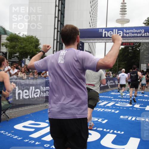 29.06.2025 - hella hamburg halbmarathon Michael Strokosch http://msf.ph/oto/8241839 29.06.2025 10:55:39 Ziel 1120, 2955, 2982, 3037, 8573, 11039, 11554, 11568, 12196, 12515, 12544, 12584, 13267, 14036, 14592, 15896, 16110, 16334, 17615, 18064 meine-sportfotos.de