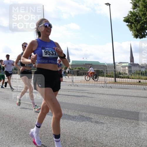 29.06.2025 - hella hamburg halbmarathon Lena Gebhardt http://msf.ph/oto/8241869 29.06.2025 09:56:25 Lombardsbrücke 1061, 1257, 1452, 1499, 1502, 1507, 1592, 1628, 1689, 1877, 2058, 2082, 2083, 2208, 2250, 2260, 2504, 2771, 2818, 2864, 2953, 2996, 3060, 3256, 3296, 3543, 4065, 4077, 4404, 4557, 4711, 4833, 5116, 5482, 5600, 5607, 5978, 6115, 6134, 6168, 6286, 6511, 6512, 6561, 6562, 7178, 7332, 7383, 7475, 7583, 7943, 8261, 8335, 8361, 8514, 8968, 8989, 8996, 9246, 9537, 9597, 9638, 10596 meine-sportfotos.de