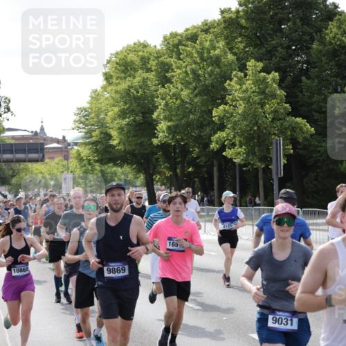 29.06.2025 - hella hamburg halbmarathon Jannik Wohlers http://msf.ph/oto/8241922 29.06.2025 09:54:41 Lombardsbrücke 1200, 2592, 2596, 2816, 3208, 3209, 3258, 4121, 4832, 5399, 5638, 5705, 6027, 6290, 6389, 6923, 6991, 7659, 7908, 8371, 8437, 8487, 8693, 8889, 9031, 9032, 9093, 9159, 9476, 9661, 9869, 9931, 10122, 10868, 11125, 11185, 11333, 12016, 12094, 12161, 12657, 13147, 13666, 13698, 14814, 15350, 15430, 15512, 15681, 15871, 16062, 16086, 16089, 16103, 16110, 16127, 16403, 16513, 16538, 17008, 17221, 17499, 17544, 17674, 17912, 18118, 18190 meine-sportfotos.de