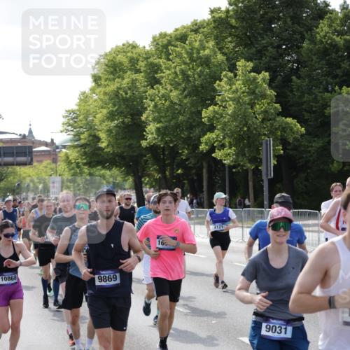 29.06.2025 - hella hamburg halbmarathon Jannik Wohlers http://msf.ph/oto/8241945 29.06.2025 09:54:41 Lombardsbrücke 1200, 2592, 2596, 2816, 3208, 3209, 3258, 4121, 4832, 5399, 5638, 5705, 6027, 6290, 6389, 6923, 6991, 7659, 7908, 8371, 8437, 8487, 8693, 8889, 9031, 9032, 9093, 9159, 9476, 9661, 9869, 9931, 10122, 10868, 11125, 11185, 11333, 12016, 12094, 12161, 12657, 13147, 13666, 13698, 14814, 15350, 15430, 15512, 15681, 15871, 16062, 16086, 16089, 16103, 16110, 16127, 16403, 16513, 16538, 17008, 17221, 17499, 17544, 17674, 17912, 18118, 18190 meine-sportfotos.de