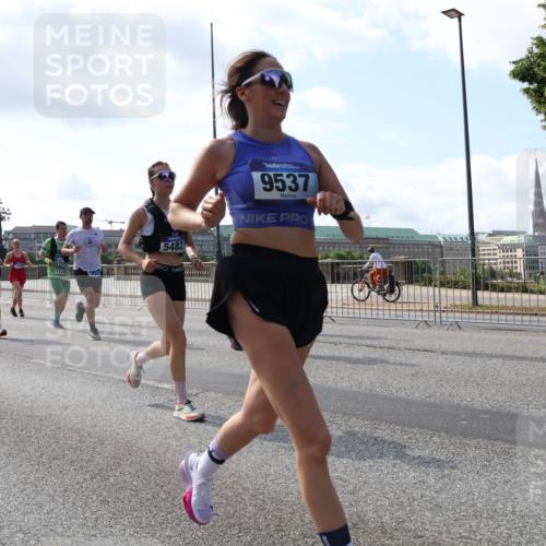 29.06.2025 - hella hamburg halbmarathon Lena Gebhardt http://msf.ph/oto/8241959 29.06.2025 09:56:25 Lombardsbrücke 1061, 1257, 1452, 1499, 1502, 1507, 1592, 1628, 1689, 1877, 2058, 2082, 2083, 2208, 2250, 2260, 2504, 2771, 2818, 2864, 2953, 2996, 3060, 3256, 3296, 3543, 4065, 4077, 4404, 4557, 4711, 4833, 5116, 5482, 5600, 5607, 5978, 6115, 6134, 6168, 6286, 6511, 6512, 6561, 6562, 7178, 7332, 7383, 7475, 7583, 7943, 8261, 8335, 8361, 8514, 8968, 8989, 8996, 9246, 9537, 9597, 9638, 10596 meine-sportfotos.de