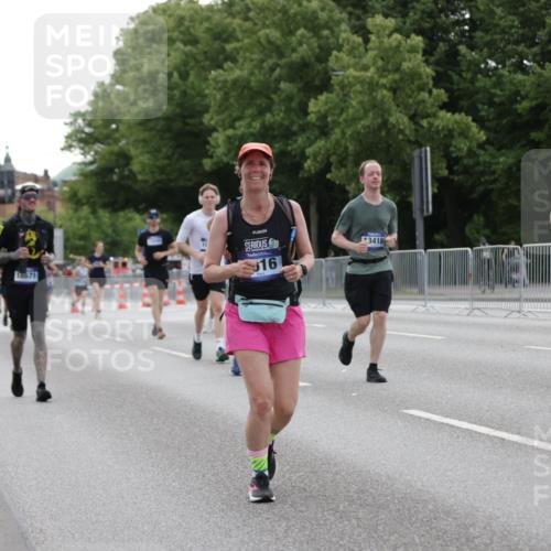 29.06.2025 - hella hamburg halbmarathon Jannik Wohlers http://msf.ph/oto/8241967 29.06.2025 10:29:51 Lombardsbrücke 1547, 2901, 3443, 3573, 6598, 6616, 6626, 10880, 12349, 12350, 12504, 12710, 13418, 14304, 15938, 16182, 16601, 16604, 16735, 16769, 18046, 18503, 18671 meine-sportfotos.de