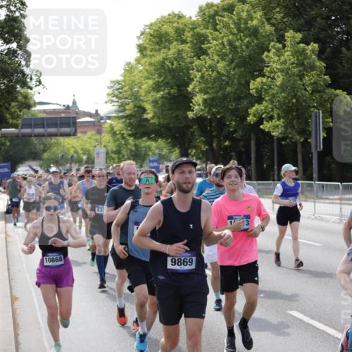 29.06.2025 - hella hamburg halbmarathon Jannik Wohlers http://msf.ph/oto/8241971 29.06.2025 09:54:42 Lombardsbrücke 1200, 2592, 2816, 3208, 3209, 3258, 4121, 5399, 5638, 5705, 6027, 6290, 6389, 6923, 6938, 6991, 7659, 8371, 8437, 8487, 8693, 8889, 9031, 9032, 9093, 9159, 9476, 9661, 9869, 9931, 10122, 10868, 11125, 11185, 11333, 12016, 12094, 12161, 12657, 13147, 13666, 13698, 14814, 15350, 15430, 15512, 15681, 15871, 16062, 16086, 16089, 16103, 16110, 16127, 16403, 16513, 16538, 17008, 17221, 17499, 17544, 17674, 17912, 18118, 18190 meine-sportfotos.de