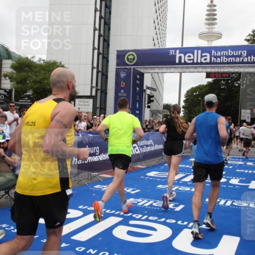 29.06.2025 - hella hamburg halbmarathon Michael Strokosch http://msf.ph/oto/8242019 29.06.2025 10:55:43 Ziel 1120, 1143, 1834, 2955, 2982, 3037, 4897, 6924, 8255, 8573, 8618, 10212, 11039, 11568, 12196, 12483, 12515, 14909, 15896, 16110, 17615, 18064, 18190 meine-sportfotos.de