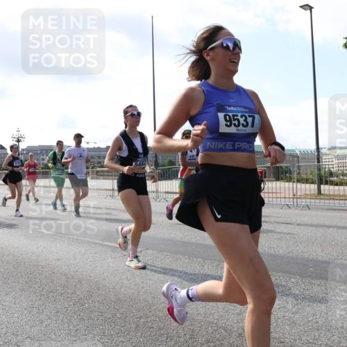 29.06.2025 - hella hamburg halbmarathon Lena Gebhardt http://msf.ph/oto/8242059 29.06.2025 09:56:25 Lombardsbrücke 1061, 1257, 1452, 1499, 1502, 1507, 1592, 1628, 1689, 1877, 2058, 2082, 2083, 2208, 2250, 2260, 2504, 2771, 2818, 2864, 2953, 2996, 3060, 3256, 3296, 3543, 4065, 4077, 4404, 4557, 4711, 4833, 5116, 5482, 5600, 5607, 5978, 6115, 6134, 6168, 6286, 6511, 6512, 6561, 6562, 7178, 7332, 7383, 7475, 7583, 7943, 8261, 8335, 8361, 8514, 8968, 8989, 8996, 9246, 9537, 9597, 9638, 10596 meine-sportfotos.de