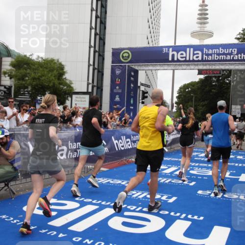 29.06.2025 - hella hamburg halbmarathon Michael Strokosch http://msf.ph/oto/8242065 29.06.2025 10:55:43 Ziel 1120, 1143, 1834, 2955, 2982, 3037, 4897, 6924, 8255, 8573, 8618, 10212, 11039, 11568, 12196, 12483, 12515, 14909, 15896, 16110, 17615, 18064, 18190 meine-sportfotos.de