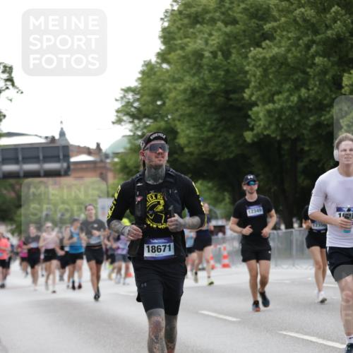 29.06.2025 - hella hamburg halbmarathon Jannik Wohlers http://msf.ph/oto/8242088 29.06.2025 10:29:52 Lombardsbrücke 1547, 2901, 3443, 3573, 6598, 6616, 6626, 10880, 12349, 12350, 12504, 12710, 13418, 14304, 15938, 16182, 16601, 16604, 16735, 18046, 18503, 18671 meine-sportfotos.de