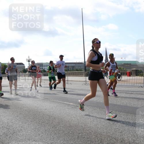 29.06.2025 - hella hamburg halbmarathon Lena Gebhardt http://msf.ph/oto/8242116 29.06.2025 09:56:25 Lombardsbrücke 1061, 1257, 1452, 1499, 1502, 1507, 1592, 1628, 1689, 1877, 2058, 2082, 2083, 2208, 2250, 2260, 2504, 2771, 2818, 2864, 2953, 2996, 3060, 3256, 3296, 3543, 4065, 4077, 4404, 4557, 4711, 4833, 5116, 5482, 5600, 5607, 5978, 6115, 6134, 6168, 6286, 6511, 6512, 6561, 6562, 7178, 7332, 7383, 7475, 7583, 7943, 8261, 8335, 8361, 8514, 8968, 8989, 8996, 9246, 9537, 9597, 9638, 10596 meine-sportfotos.de