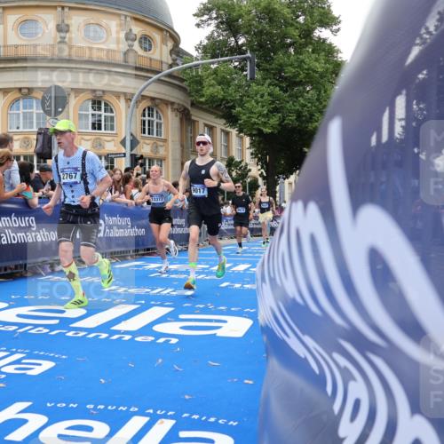 29.06.2025 - hella hamburg halbmarathon Strokosch-Dieckow http://msf.ph/oto/8242131 29.06.2025 10:37:29 Ziel 1290, 2767, 5042, 5791, 6047, 7831, 9017, 9914, 10451, 10922, 11106, 12739, 13372, 15888, 17306, 18159, 18193, 18216, 18723 meine-sportfotos.de