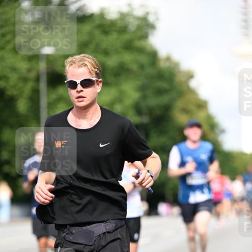 29.06.2025 - hella hamburg halbmarathon Dr. Thomas Lammeyer http://msf.ph/oto/8242133 29.06.2025 09:51:02 Kennedybrücke 1217, 1562, 2121, 2196, 2404, 2774, 3783, 4602, 5092, 5923, 5961, 8366, 8395, 8901, 9171, 10968 meine-sportfotos.de